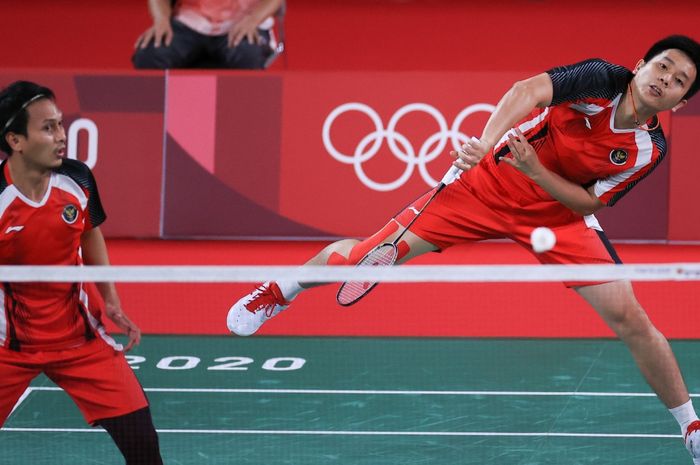 Pasangan ganda putra Indonesia, Mohammad Ahsan/Hendra Setiawan, saat menjalani pertandingan melawan Takeshi Kamura/Keigo Sonoda (Jepang) pada babak perempat final Olimpiade Tokyo 2020 di Musashino Forest Sport Plaza, Tokyo, Jepang, Kamis (29/7/2021).