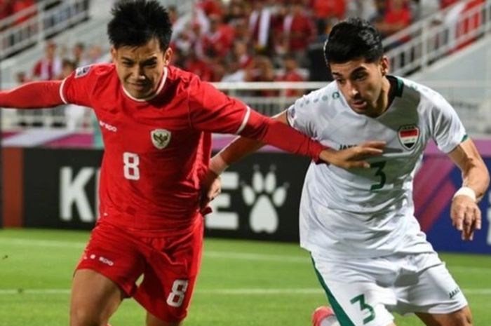 Sayap Timnas U-23 Indonesia Witan Sulaeman dibayangi bek Irak Ahmed Maknzi dalam perebutan peringkat ketiga Piala Asia U-23 2024 di Stadion Abdullah bin Khalifa, Doha, Kamis (2/5/2024).