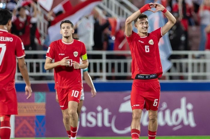 Marselino Ferdinan, Justin Hubner, dan Ivar Jenner menyapa para suporter Timnas U-23 Indonesia seusai dikalahkan Irak 2-1 dalam perebutan peringkat ketiga Piala Asia U-23 2024 di Doha, Qatar.