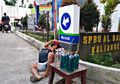 Viral Potret Tukang Bensin Eceran Bermodal Nekat Jajakan Dagangannya di Depan Pintu Masuk SPBU