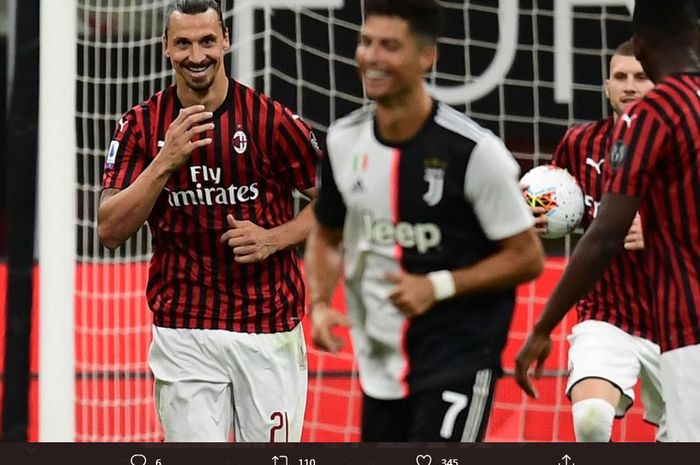 Zlatan Ibrahimovic tersenyum kepada Cristiano Ronaldo dalam partai Liga Italia antara AC Milan dan Juventus di San Siro, 7 Juli 2020.