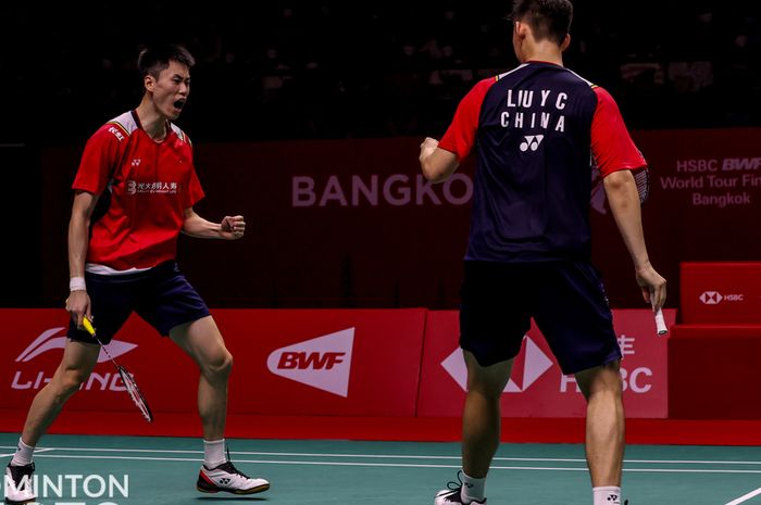 Ganda putra China, Liu Yu Chen/Ou Xuan Yi merayakan keberhasilan melaju ke laga puncak BWF World Tour Finals 2022, Sabtu (11/12/2022)