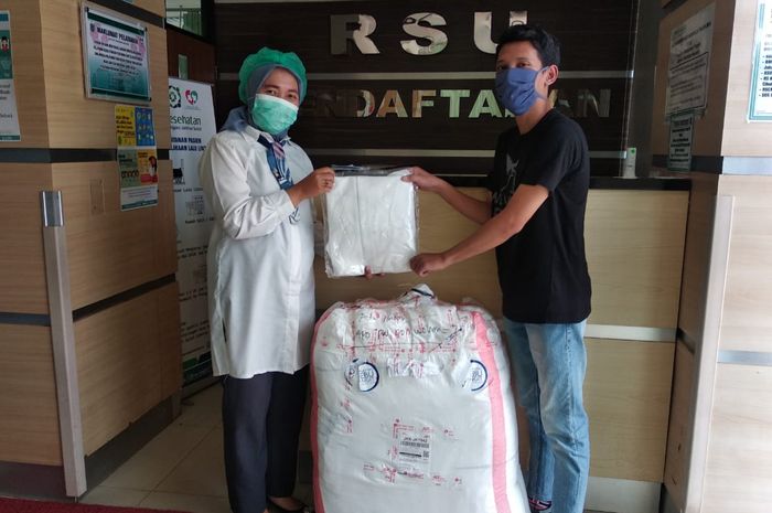  Koordinatoriat PSSI Pers menyumbang 75 Alat Pelindung Diri (APD) atau Hazmat untuk Rumah Sakit Umum Daerah (RSUD) Tangerang Selatan (Tangsel), Minggu (19/4/2020).