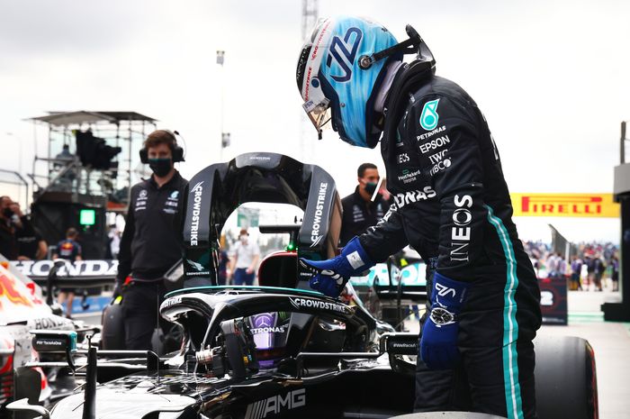 Valtteri Bottas memberi menghampiri Lewis Hamilton yang mencetak waktu tercepat kualifikasi F1 Turki 2021