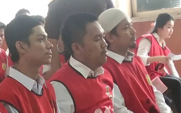 Zul Zivilia (peci putih) terciduk sedang membungkus 8.5kg sabu di kamar hotel. 