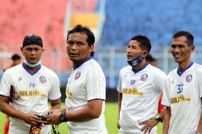 Asisten pelatih Arema FC, Kuncoro (dua dari kiri).