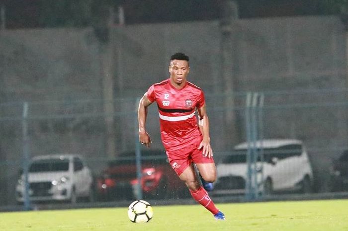 Sackie Teah Doe, saat masih berkostum Madura United. Saat ini dirinya sedang menjalani seleksi bersama klub lamanya, Barito Putera.