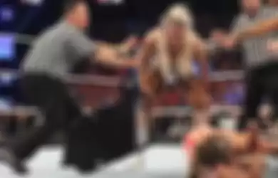 Charlotte Flair menghajar Ronda Rousey dengan beringas di WWE Survivor Series 2018