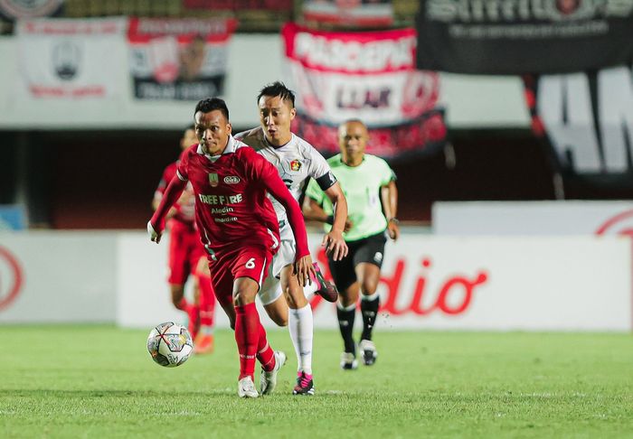 Ferdinan Sinaga (Persis Solo) berduel dengan pemain Persik Kediri dalam laga pekan pamungkas Liga 1 2022-2023 di Stadion Maguwoharjo, Sleman