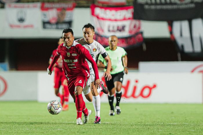 Ferdinan Sinaga (Persis Solo) berduel dengan pemain Persik Kediri dalam laga pekan pamungkas Liga 1 2022-2023 di Stadion Maguwoharjo, Sleman