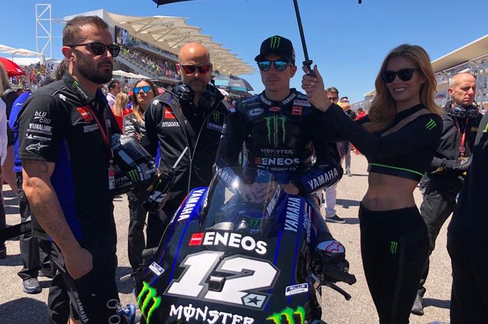 Maverick Vinales bersama Esteban Garcia ketika sedang bersiap untuk menjalani balapan MotoGP Americas 2019.