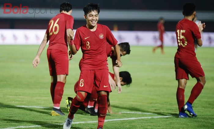 Winger timnas U-23 Indonesia, Witan Sulaiman, merayakan gol yang dicetak ke gawang Bali United pada laga uji coba di Stadion Kapten I Wayan Dipta, Bali, Minggu (17/3/2019).
