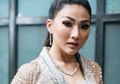 Sarwendah Pede Makeup Sendiri Tanpa MUA Meski Diganggu Anak, Hasilnya Bikin Netizen Kepincut!
