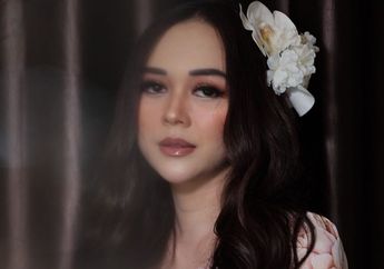 Bikin Geli! Aura Kasih Berani Dililit Ular dan Jadikan Hewan Peliharaannya sebagai Mahkota di Kepala, Netizen: Apa Ini Kembaran Suzzanna?