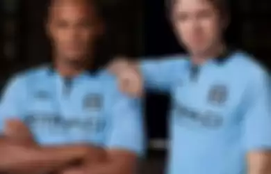 Noel Gallagher (Kanan) dan Vincent Kompany (Kiri) Manchester City