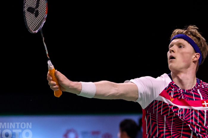 Tunggal putra Denmark, Anders Antonsen saat tampil pada babak pertama Thailand Open I 2021, Rabu (13/1/2021)