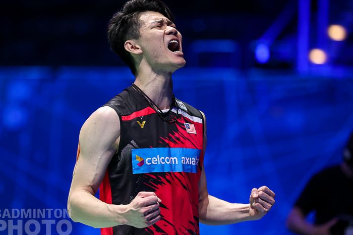 Pebulu tangkis tunggal putra Malaysia, Lee Zii Jia, melakukan selebrasi usai memenangi pertandingan melawan Viktor Axelsen (Denmark) pada babak final All England Open 2021 di Arena Birmingham, Birmingham, Inggris, Minggu (21/3/2021).