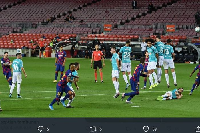 Kapten Barcelona, Lionel Messi, mencetak gol ke gawang Osasuna dalam laga Liga Spanyol di Stadion Camp Nou, Kamis (16/7/2020).