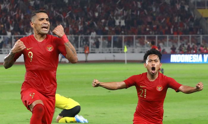 Pemain Timnas Indonesia Manaha Alberto Goncalves meluapkan kegembiraan usai mencetak gol ke gawang Timnas Malaysia pada ajang kualifikasi Piala Dunia Qatar 2022 di Stadion Utama Gelora Bung Karno, Jakarta, Kamis (5/9/2019).