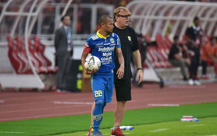 Kapten Persib Bandung, Supardi Nasir, mendapatkan arahan dari pelatih Robert Rene Alberts saat laga melawan Persija Jakarta pada pekan kedelapan Liga 1 2019.