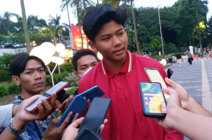 Pemain timnas U-20 Indonesia, Arkhan Kaka saat memberi keterangan kepada awak media di Kawasan FX Sudirman, Jakarta Pusat, Jumat (31/3/2023).