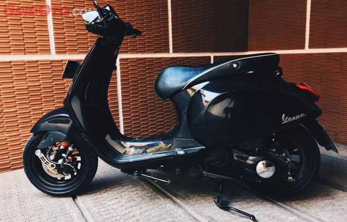 Roller Kawahara dan kabel setan terpasang pada mesin Vespa ini