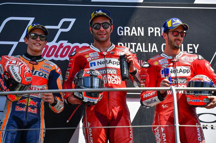 Dari kiri ke kanan, Marc Marquez, Danilo Petrucci, dan Andrea Dovizioso berpose di podium MotoGP Italia 2019 di Sirkuit Mugello, Minggu (2/6/2019).