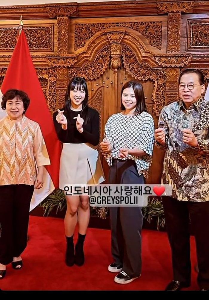 Dita Karang dan Greysia Polii berpose heart finger dengan Duta Besar Indonesia di Korea Selatan