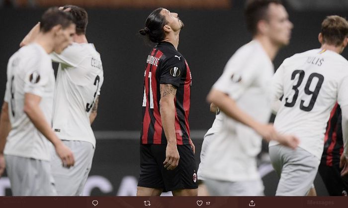 Ekspresi penyerang AC Milan, Zlatan Ibrahimovic, usai gagal mengeksekusi penalti ke gawang Sparta Praha, Kamis (29/10/2020).