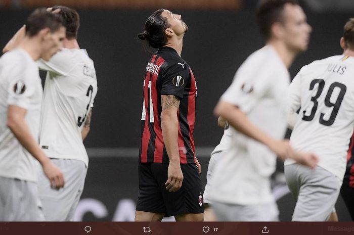 Ekspresi penyerang AC Milan, Zlatan Ibrahimovic, usai gagal mengeksekusi penalti ke gawang Sparta Praha, Kamis (29/10/2020).