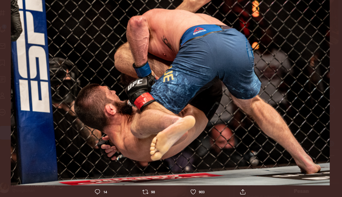 Momen ketika Khabib Nurmagomedov (bawah) saat melakukan triangle choke kepada Justin Gaethje (atas) dalam ajang UFC 254, Minggu (25/10/2020)