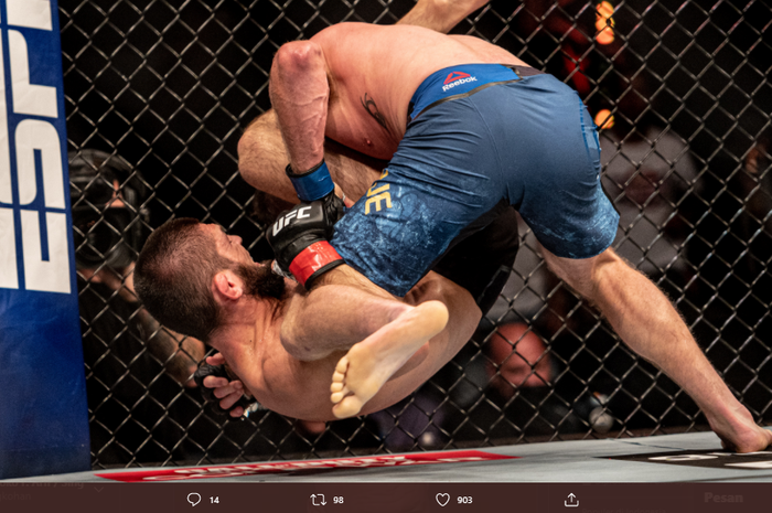 Momen ketika Khabib Nurmagomedov (bawah) melancarkan triangle choke kepada Justin Gaethje (atas) dalam ajang UFC 254 (25/10/2020).
