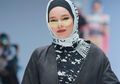Jakarta Fashion Week 2019: Gaya Hijab Hypebeast Dewi Sandra yang Tren di Kalangan Fashionista