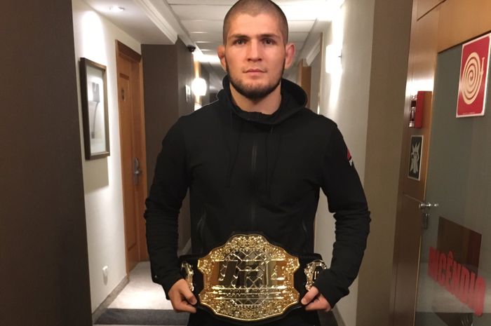 Unggahan Khabib Nurmagomedov yang memamerkan sabuk gelar juara kelas ringan UFC pada 2016 lalu.