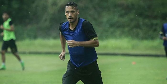 Raphael Maitimo saat mengikuti latihan bersama skuat PSIM Yogyakarta di Bogor pada 16 April 2019.