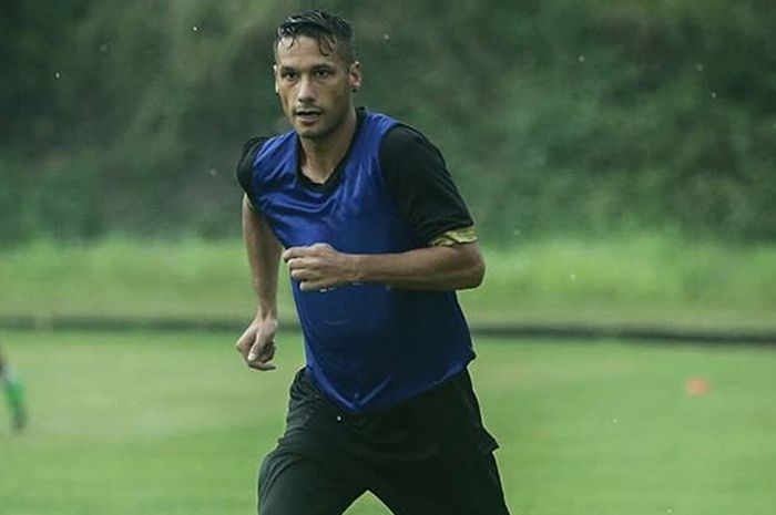 Raphael Maitimo saat mengikuti latihan bersama skuat PSIM Yogyakarta di Bogor pada 16 April 2019.