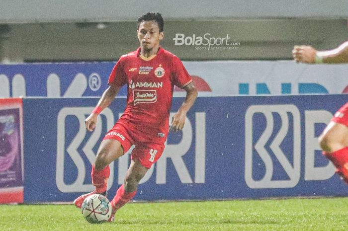 Pemain sayap kiri Persija Jakarta, Osvaldo Haay, sedang menguasai bola dalam laga pekan kelima Liga 1 2021 di Stadion Pakansari, Bogor, Jawa Barat, 28 September 2021.