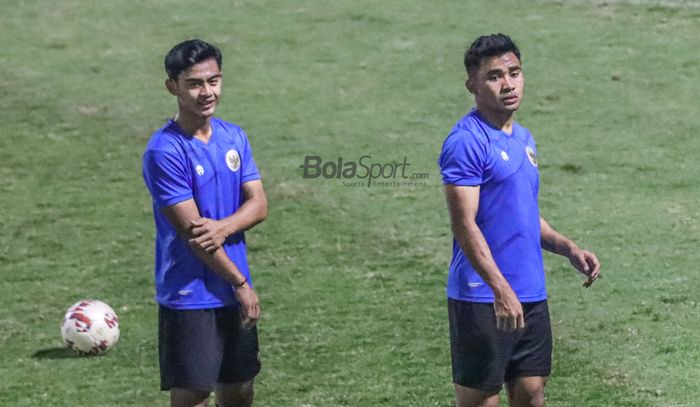 Pratama Arhan (kiri) dan Asnawi Mangkualam (kanan) nampak sedang mengikuti pemusatan latihan timnas Indonesia  di Lapangan B, Senayan, Jakarta, 9 November 2021.