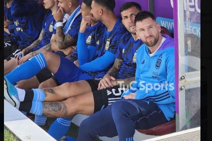 Kapten timnas Argentina, Lionel Messi (paling kanan), tetap berkorban besar meski hanya terlihat duduk-duduk.