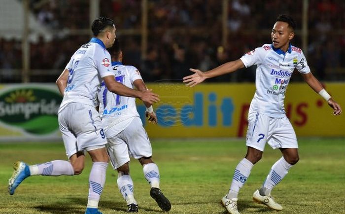 Para pemain Persib merayakan gol yang dicetak ke gawang Perseru Badak Lampung pada pekan ke-16 Liga 1 2019 di Stadion Sumpah Pemuda, Minggu (25/8/2019).