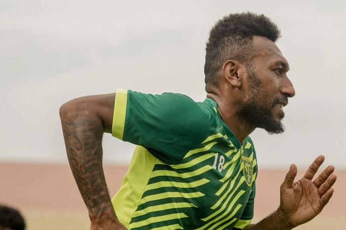 Patrich Wangai menjalani latihan bersama skuad Persebaya Surabaya.