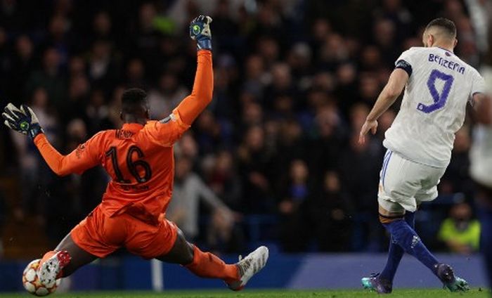 Momen blunder fatal kiper Chelsea, Edouard Mendy, yang buat Karim Benzema leluasa mencetak gol Real Madrid pada leg pertama perempat final Liga Champions 2021-2022 di Stamford Bridge.