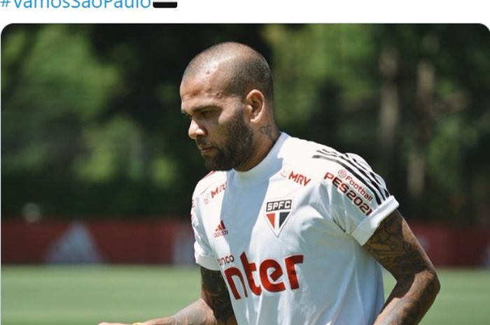Bek sayap Sao Paulo, Dani Alves.