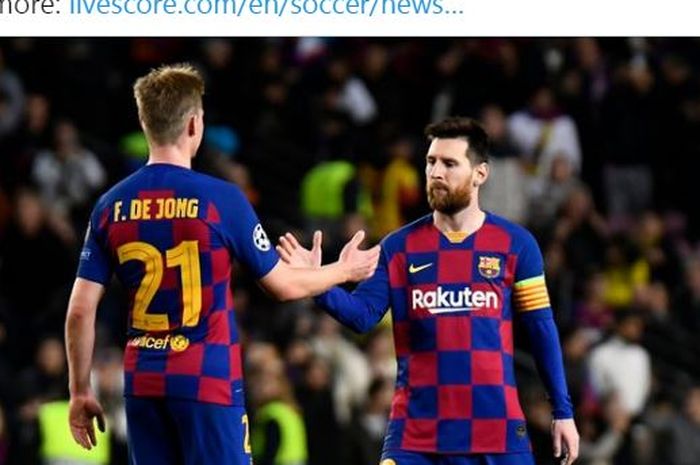 Gelandang Barcelona, Frenkie de Jong, bersalaman dengan Lionel Messi.