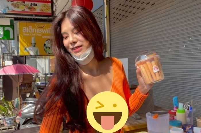 Wanita ini Jual Kue Sambil Pamer Dada Bikin Pembeli Cenat Cenut