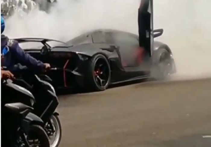 Mobil Lamborghini Raffi Ahmad terbakar di kawasan Sentul, Bogor.