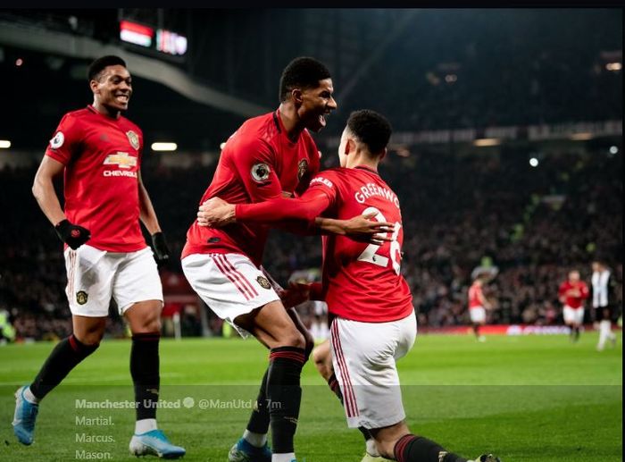 Anthony Martial (kiri ke kanan)), Marcus Rashford, dan Mason Greenwood merayakan gol untuk Manchester United ke gawang Newcastle United.