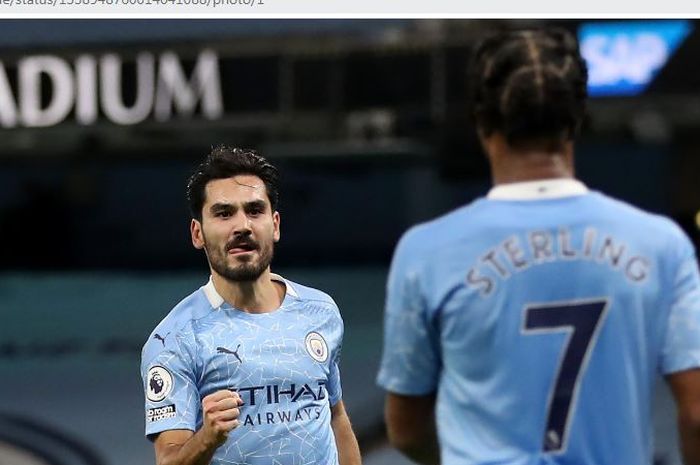 Gelandang Manchester City, Ilkay Guendogan, merayakan golnya bersama Raheem Sterling dalam laga Liga Inggris kontra West Bromwich Albion di Stadion Etihad, Selasa (15/12/2020).