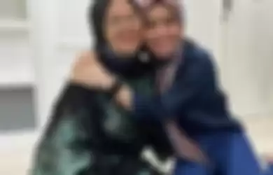Foto Lesti Kejora memeluk mertua mendapatkan beragam tanggapan dari netizen. Ternyata keduanya dibilang punya kemiripan.