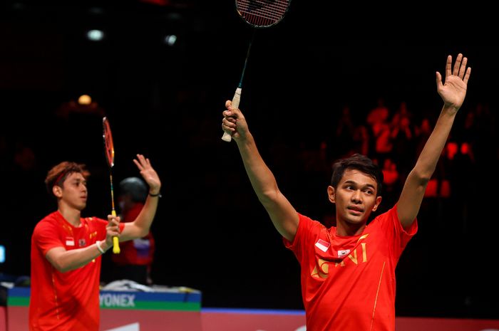 Pasangan ganda putra Indonesia, Fajar Alfian/Muhammad Rian Ardianto, memberi salam setelah memastikan Indonesia ke final Thomas Cup 2020 di Ceres Arena, Aarhus,, Denmark, Sabtu (16/10/2021).